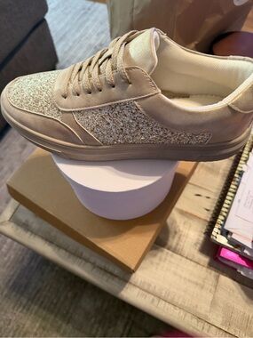 Women’s Glitter Lace-Up Platform Sneaker in Gold